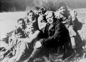 Bundesarchiv Bild 183-R0211-316, Dietrich Bonhoeffer mit Schülern