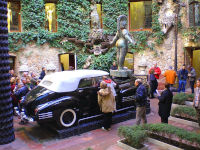 El Cadillac Lluvioso Patio de butacas del Teatro Museo Dalí de Figueres Girona. panoramio 200px