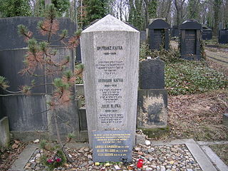 Grób Franza Kafki na Nowym cmentarzy żydowskim w Pradze (Nový židovský hřbitov na Olšanech)