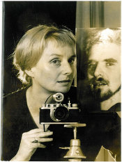 Leonore Mau. Autoportret z fotografią Huberta Fichte, 1962. 