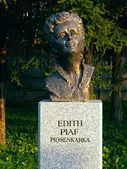 Popiersie Edith Piaf w Alei Sław na Skwerze Harcerskim w Kielcach