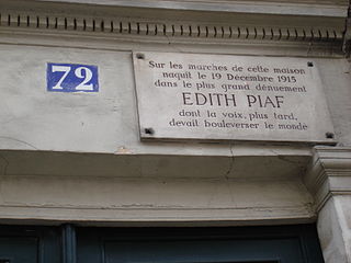 Tabliczka informująca, że na schodach tego domu urodziła się Édith