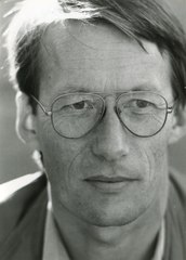 1992-10-13 Otto Stender, Porträt Friedrich Christian Delius vor der Georgsbuchhandlung in Hannover